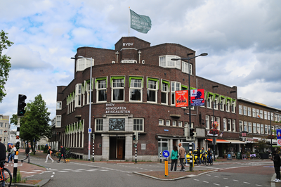 904752 Gezicht op het pand van BVDV Advocaten en Fiscalisten (Wittevrouwensingel 1) te Utrecht, op de hoek met de ...